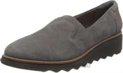 mocassins Sharon Dolly pour femmes Clarks en daim gris avec monde beige foncé femmes N6R8B309 Clarks daim gris avec monde beige foncé